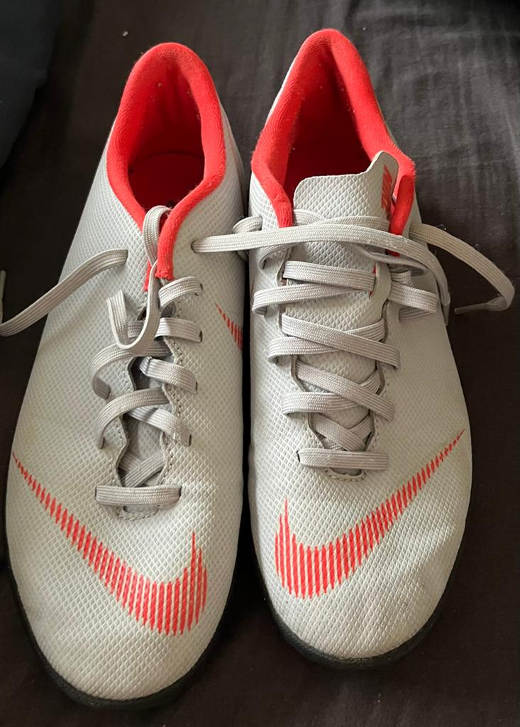 Schoenen zaalvoetbal maat 40, Maat XS of kleiner, Ophalen of Verzenden, Zo goed als nieuw, Schoenen