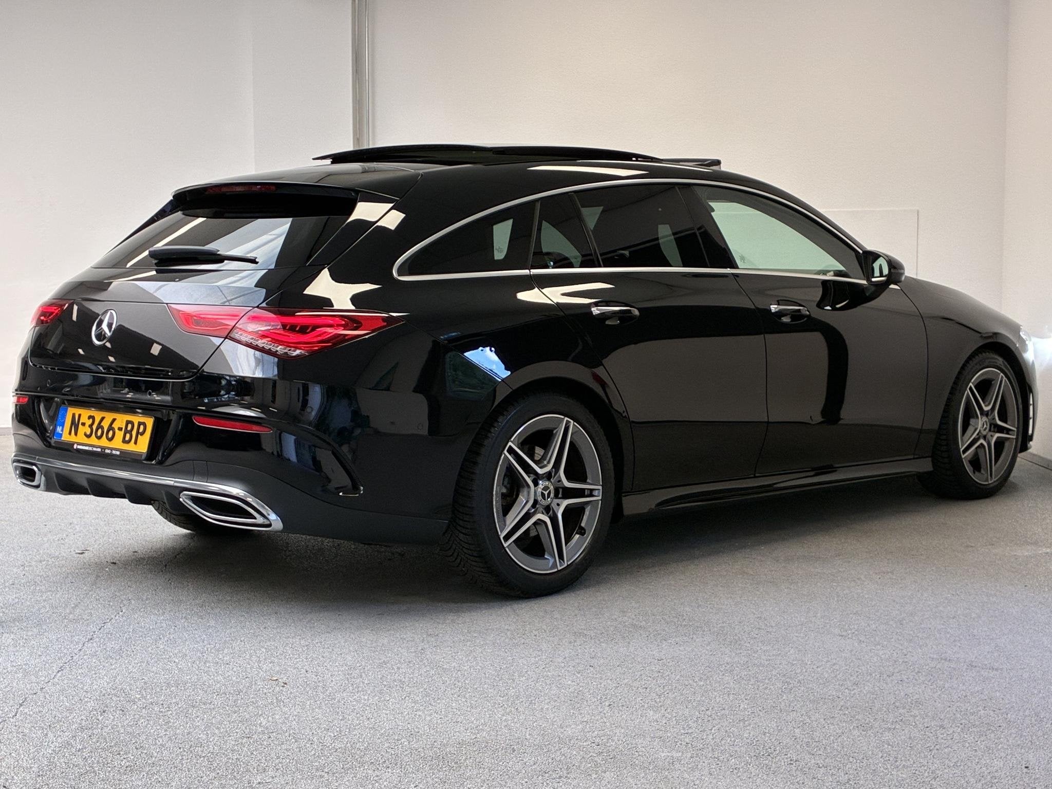 Mercedes-Benz CLA-klasse Shooting Brake 180 AMG Line | TREKH, Auto's, 136 pk, Gebruikt, 4 cilinders, Leder en Stof