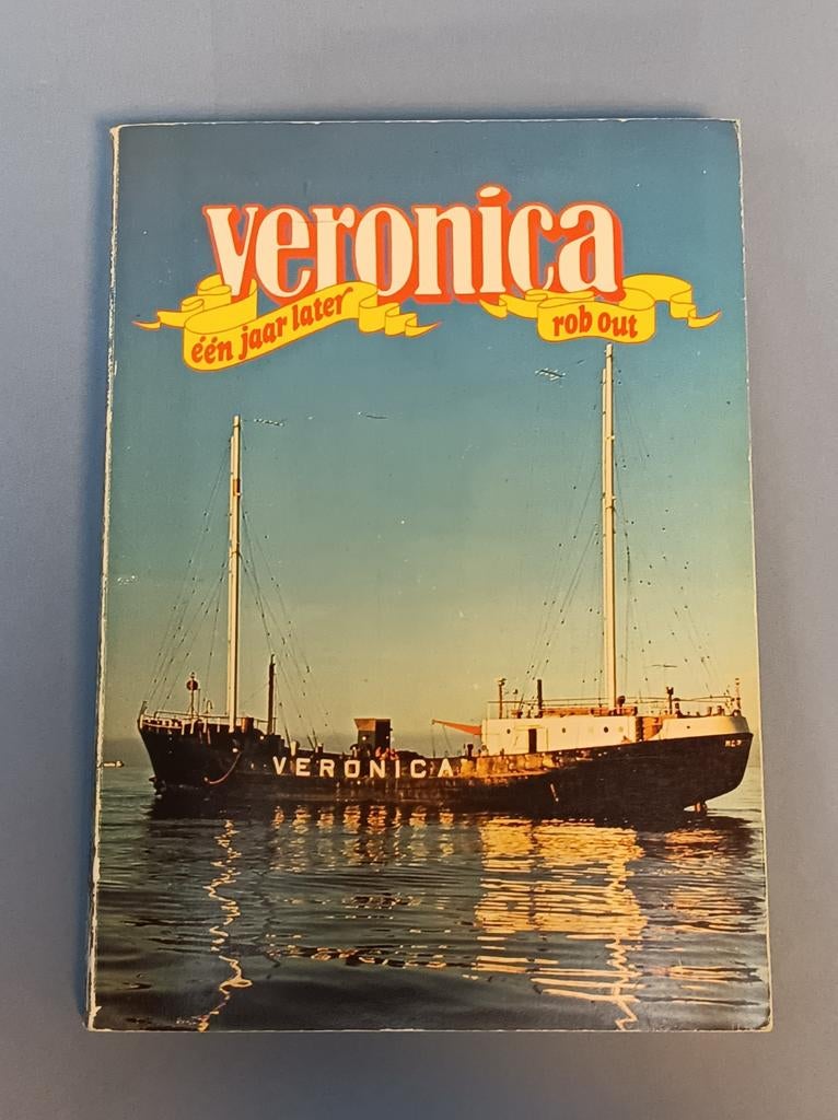 Veronica één jaar later - Rob Out, Ophalen of Verzenden, Gelezen