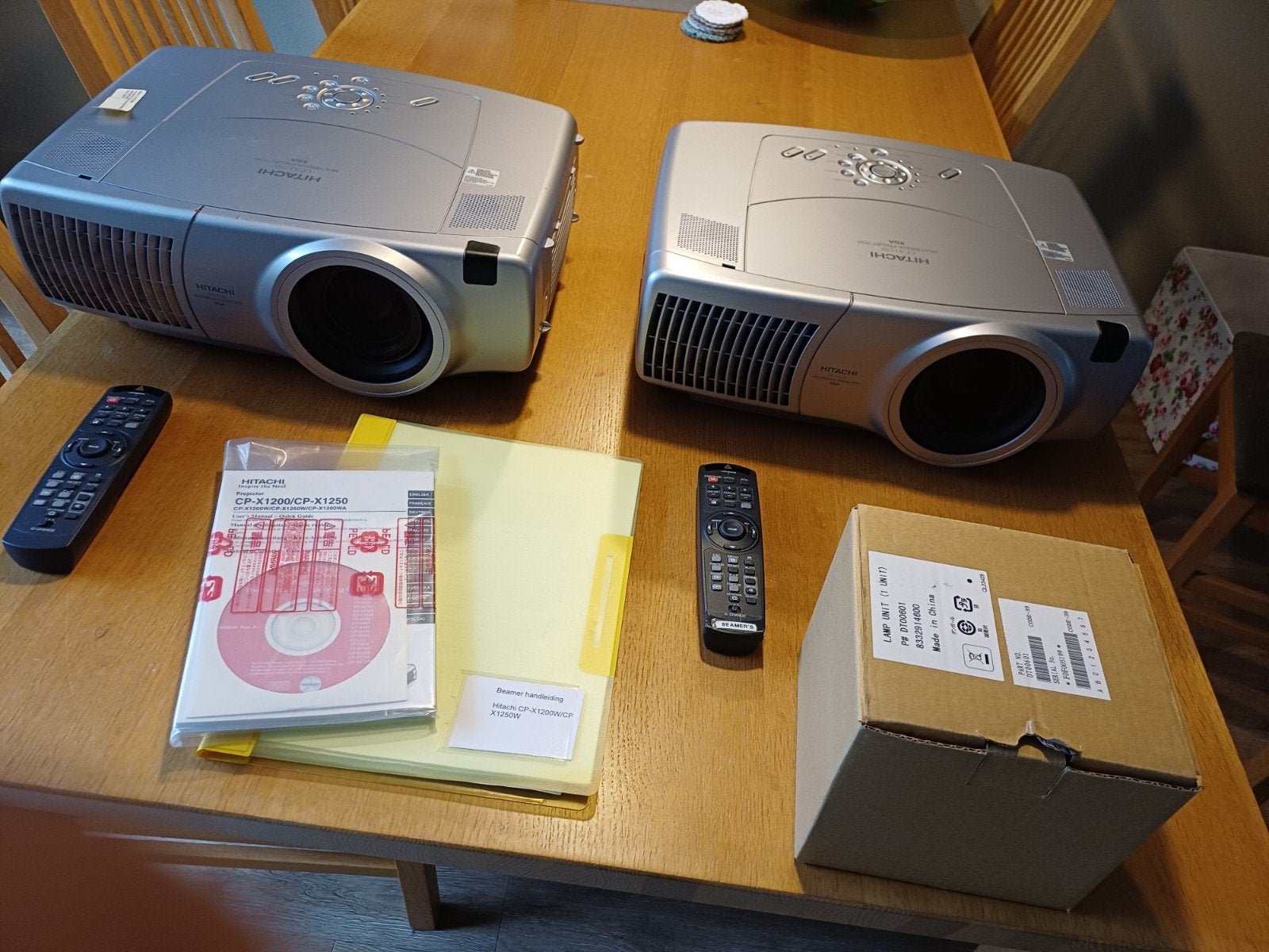 2 Hitachi CP-X1250 Beamers en presentatie switcher, Ophalen, Gebruikt, LCD, Overige resoluties