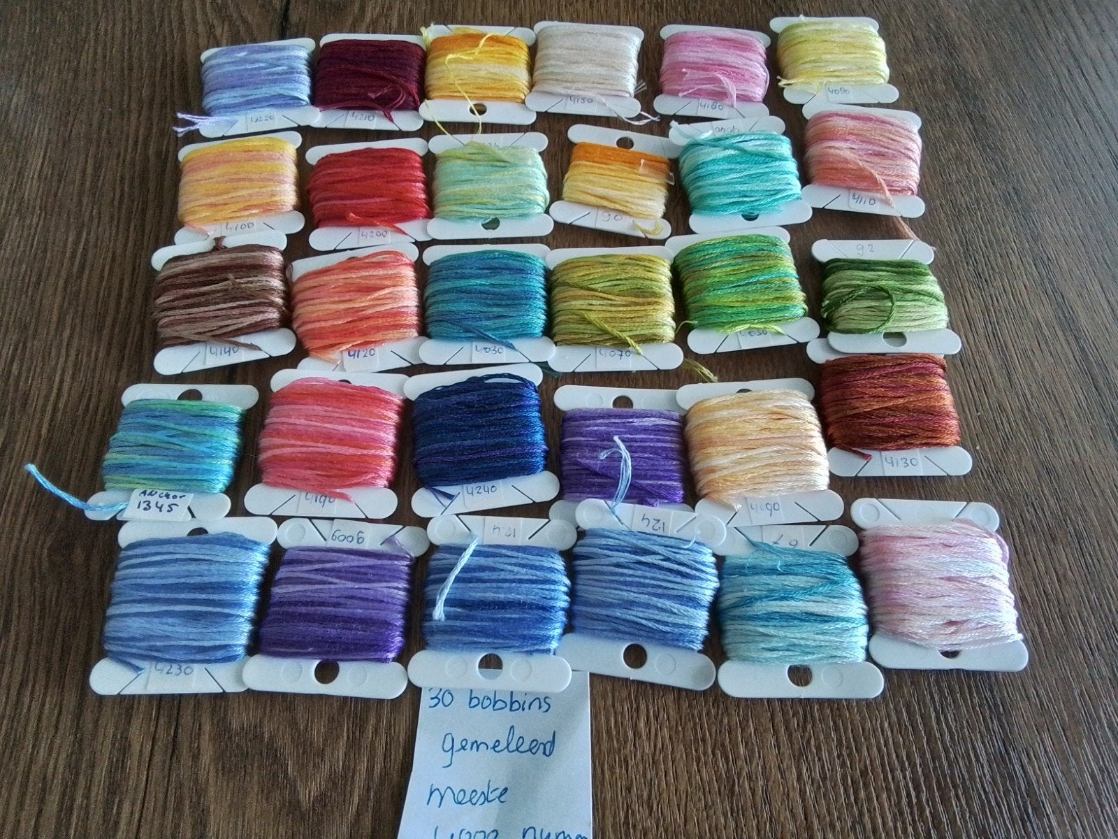30 gemêleerde bobbins meeste 4000 nummers, Ophalen of Verzenden, Zo goed als nieuw, Handborduren, Borduurgaren of Zijde