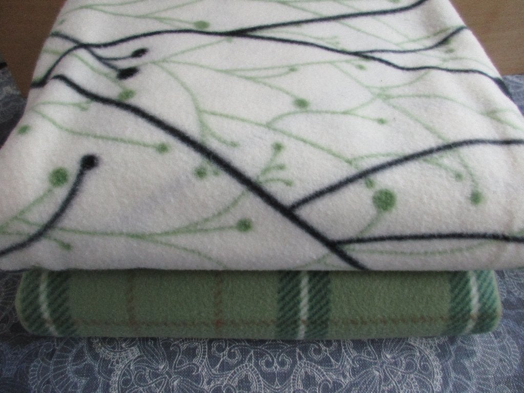 2 nieuwe plaids - groentinten  à 5,00, Fleecedeken, Nieuw, Ophalen of Verzenden, Grijs