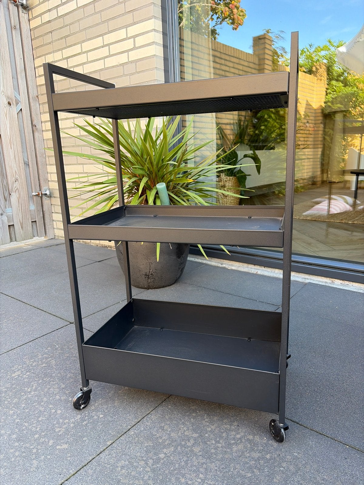 Ikea zwarte serveerwagen op wielen nissafors, Ophalen, Zo goed als nieuw