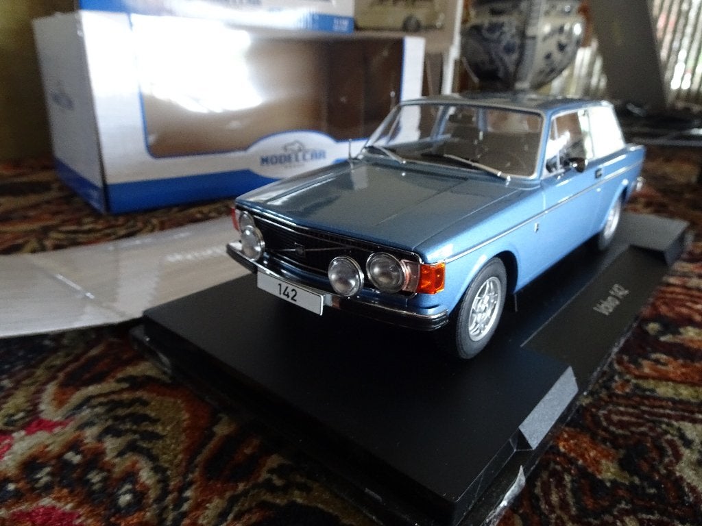 MOOIE  VOLVO 142  BLAUW  MET  1;18 IN DE DOOS  MCG, Ophalen of Verzenden, Zo goed als nieuw, Auto, Overige merken
