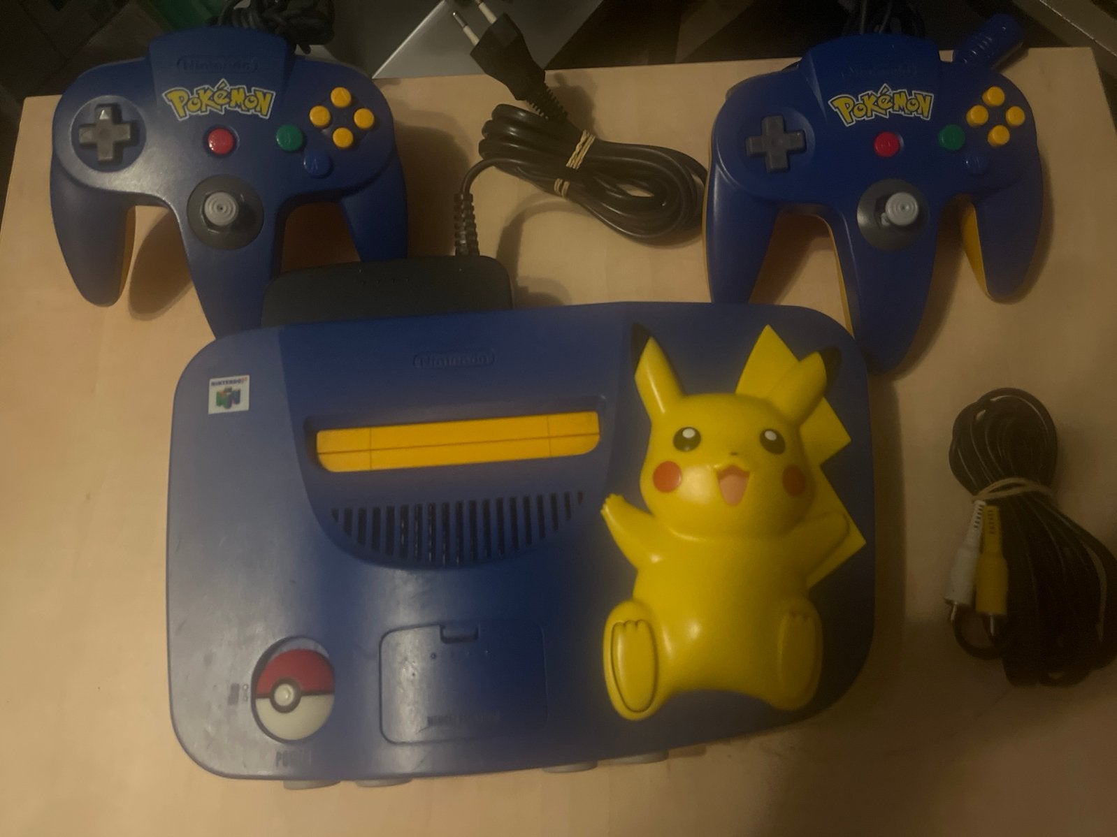 Nintendo 64 Pikachu Edition met 2 controllers, Spelcomputers en Games, Ophalen of Verzenden, Gebruikt, Met 2 controllers