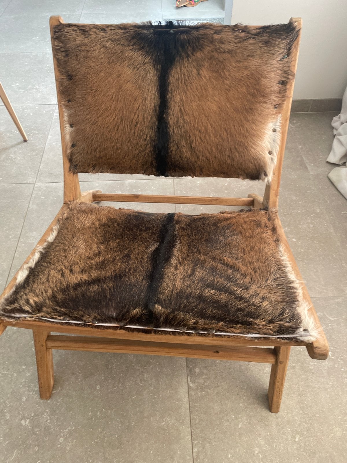 Unieke houten stoel met geitenvel bekleding boheian style, Ophalen, Bruin, Bohemian , landelijk , eki /Iki , lage loungestoel