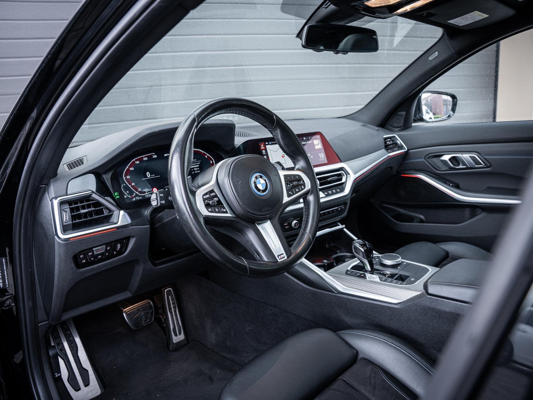 BMW 3-serie Touring 330e High Executive - M-Sport l Laser l, Auto's, 1998 cc, Gebruikt, 4 cilinders, Zwart