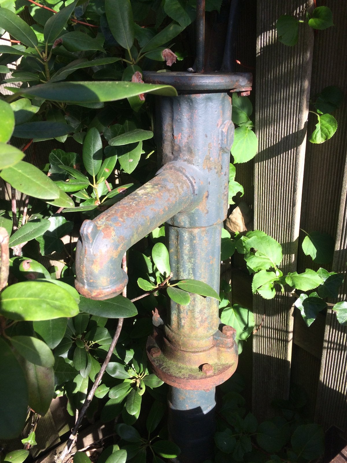 Oude waterpomp, Tuin en Terras, Waterpartijen en Fonteinen, Ophalen of Verzenden, Zo goed als nieuw, Gietijzer, Overige typen