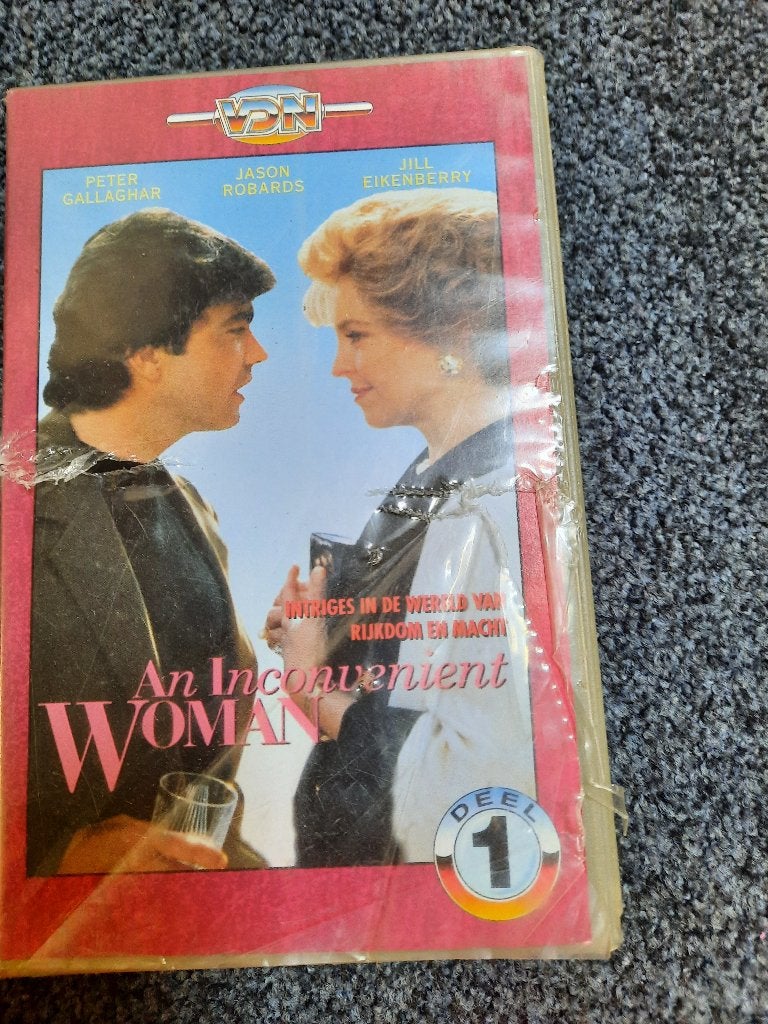 AN INCONVENIENT WOMAN Deel 1! Mooie Speelfilm Op VIDEO!, Verzenden, Alle leeftijden, Overige genres, Zo goed als nieuw
