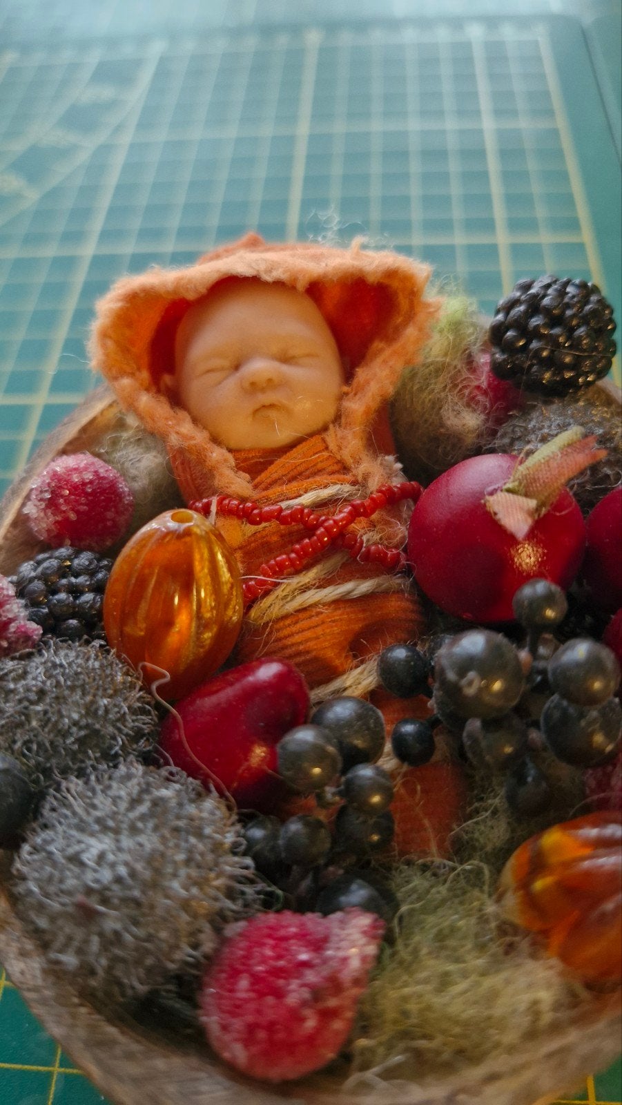 Schattige miniatuur baby van polymeerklei in halve cocosnoot, Ophalen of Verzenden