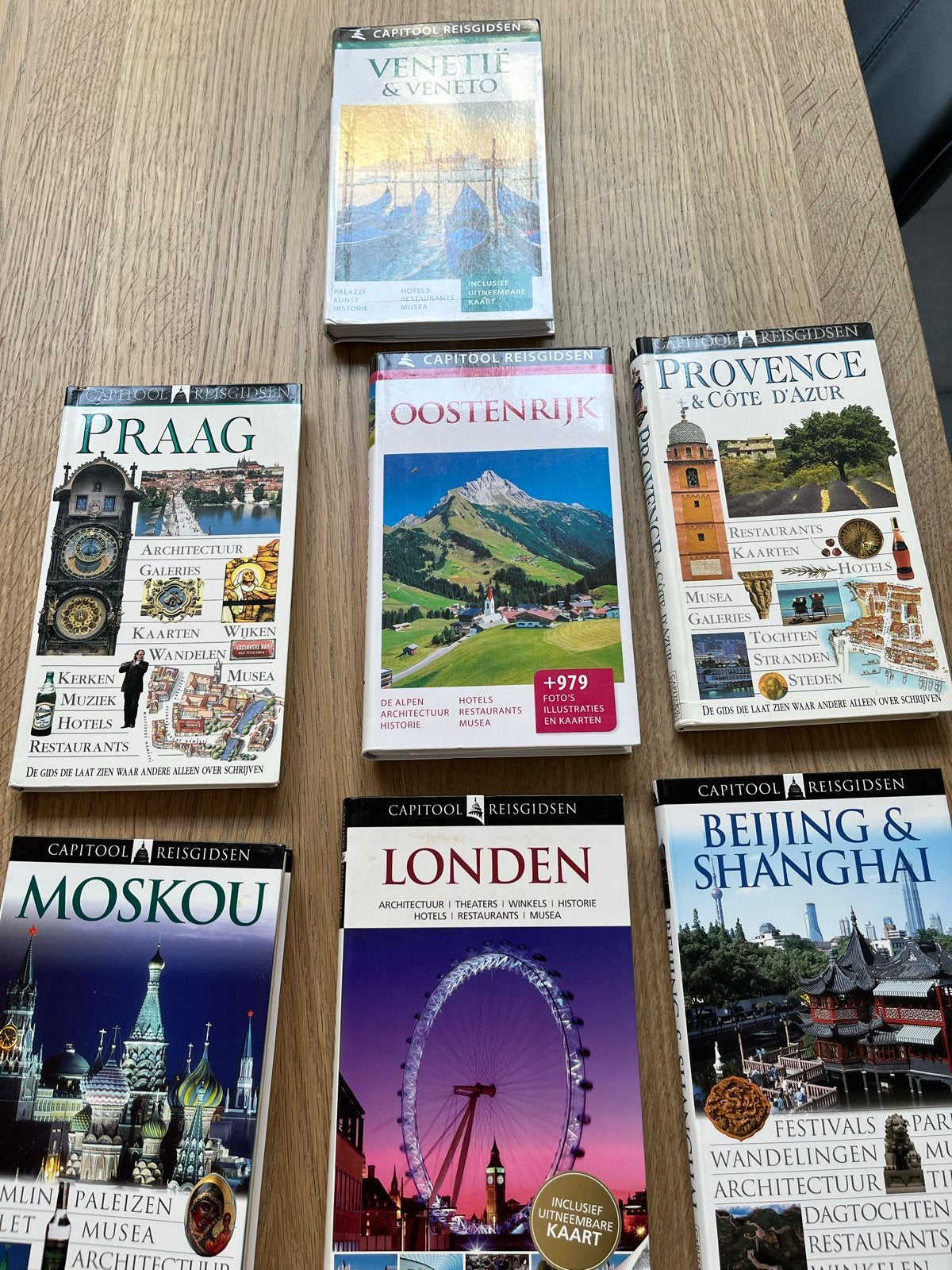 Capitool Reisgidsen - praag-provence-londen-Oostenrijk-, Gelezen, Capitool, Europa, Ophalen of Verzenden