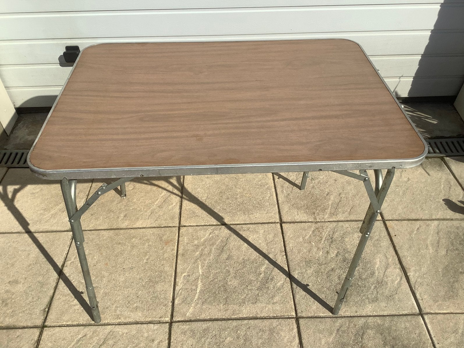 Vintage bruin formica opklapbare tafel campingtafel, Caravans en Kamperen, Ophalen of Verzenden, Gebruikt, Campingtafel