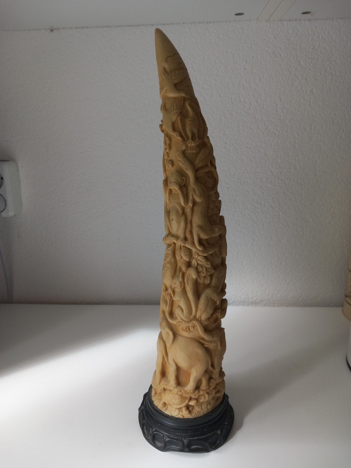 Decoratief beeld in de vorm van een slagtand. Kunsthars 45cm, Antiek en Kunst, Kunststof, Ophalen of Verzenden, 20 - 50 cm, Wit