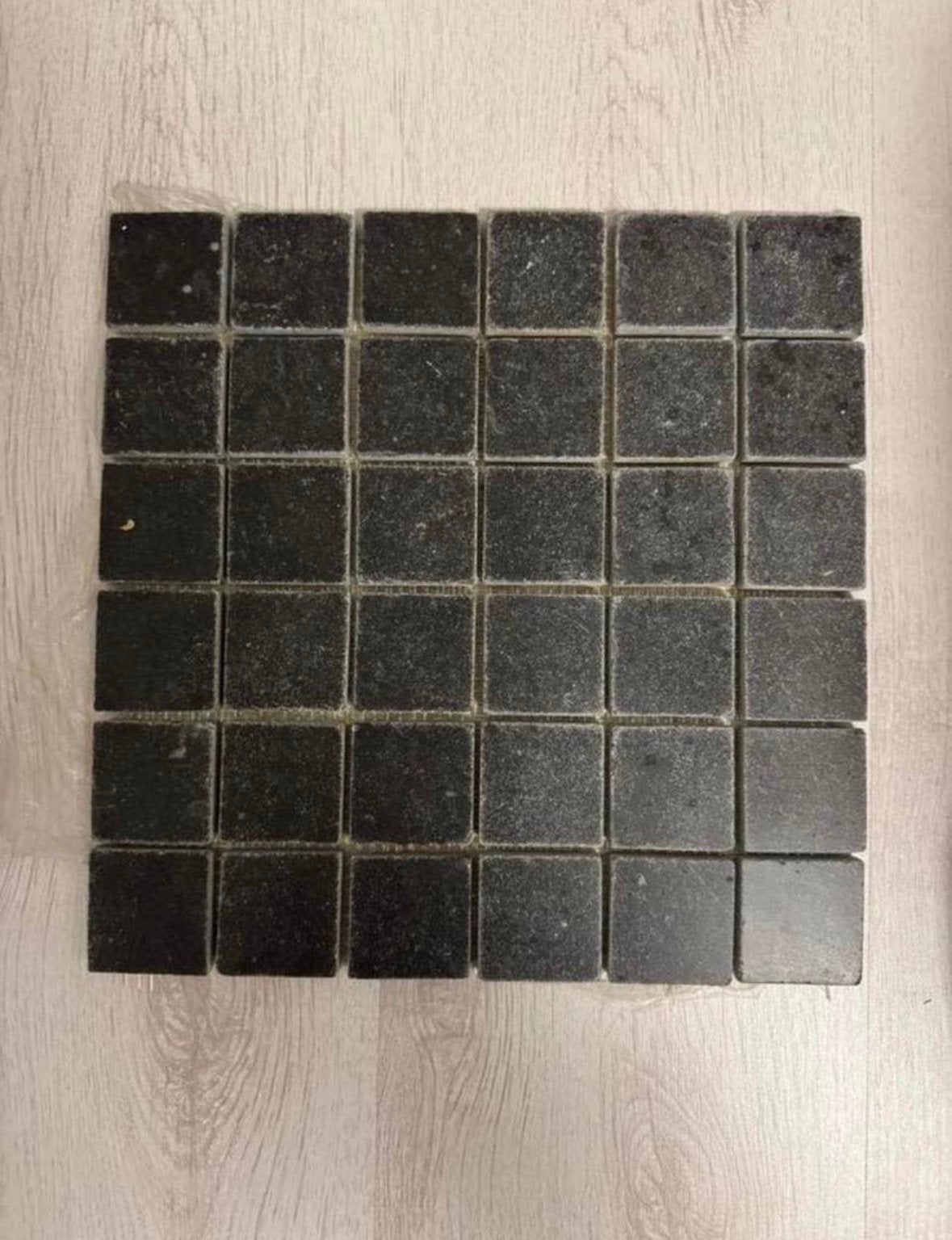 NIEUWNatuursteen mozaïektegels 14 matten30x30 antracietgrijs, Doe-het-zelf en Verbouw, Tegels, Ophalen, Nieuw