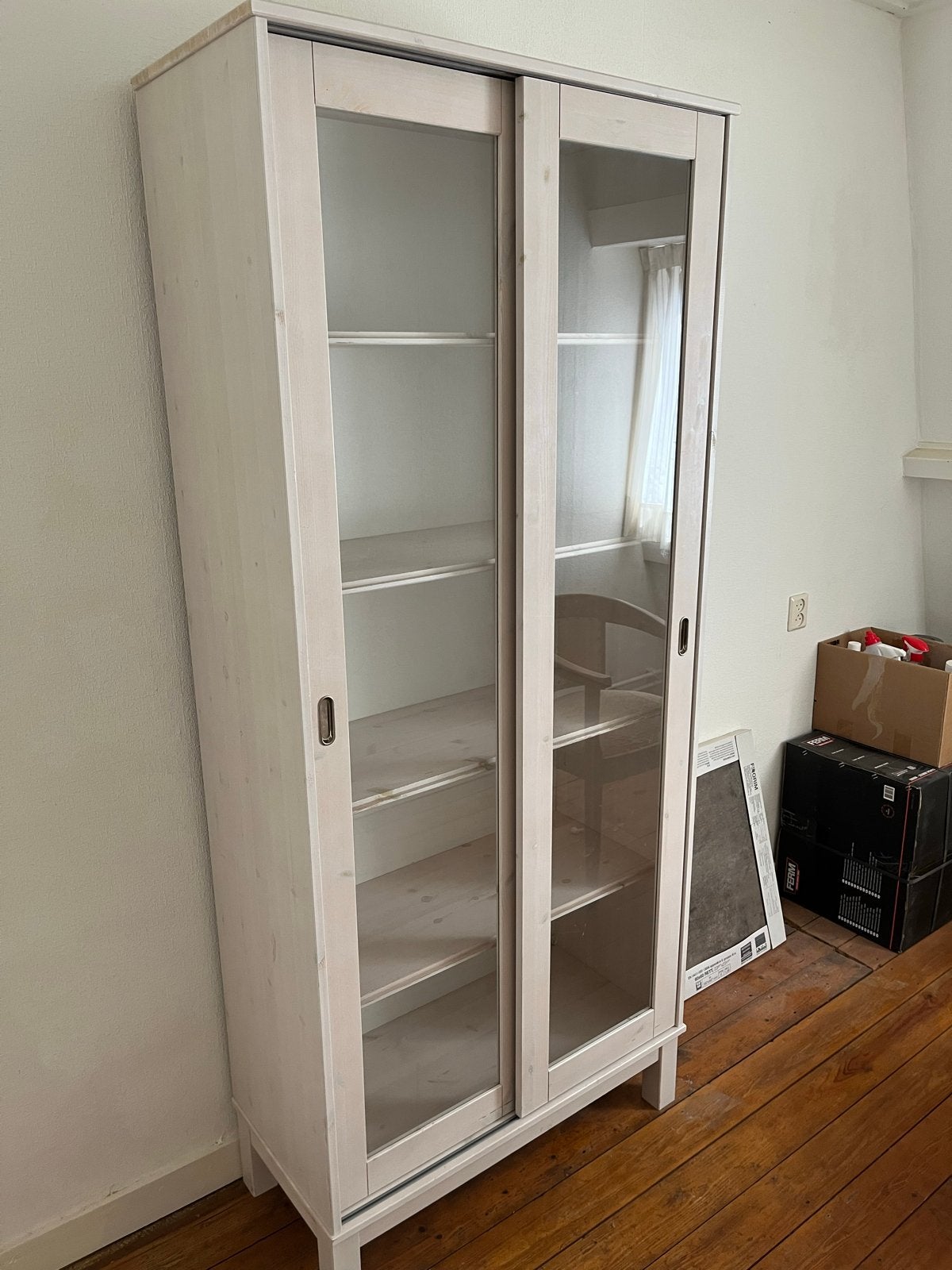 Witte vitrinekast met glazen schuifdeuren, Huis en Inrichting, Ophalen, Gebruikt, 100 tot 150 cm, 150 tot 200 cm