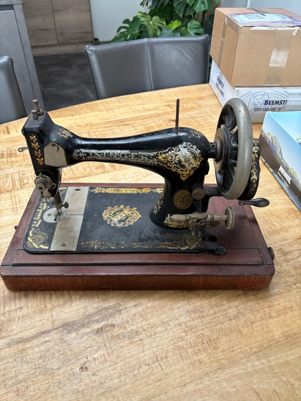 Antieke handnaaimachine op houten voet, mogelijk Singer, Ophalen of Verzenden