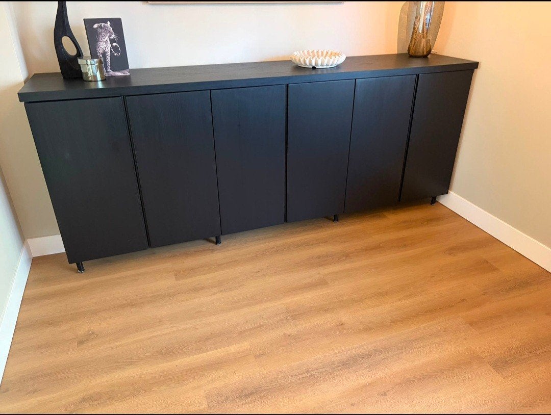 Zwarte kast/dressoir - 2.42m breed aangeboden, Ophalen, Met deur(en), Zo goed als nieuw, 200 cm of meer