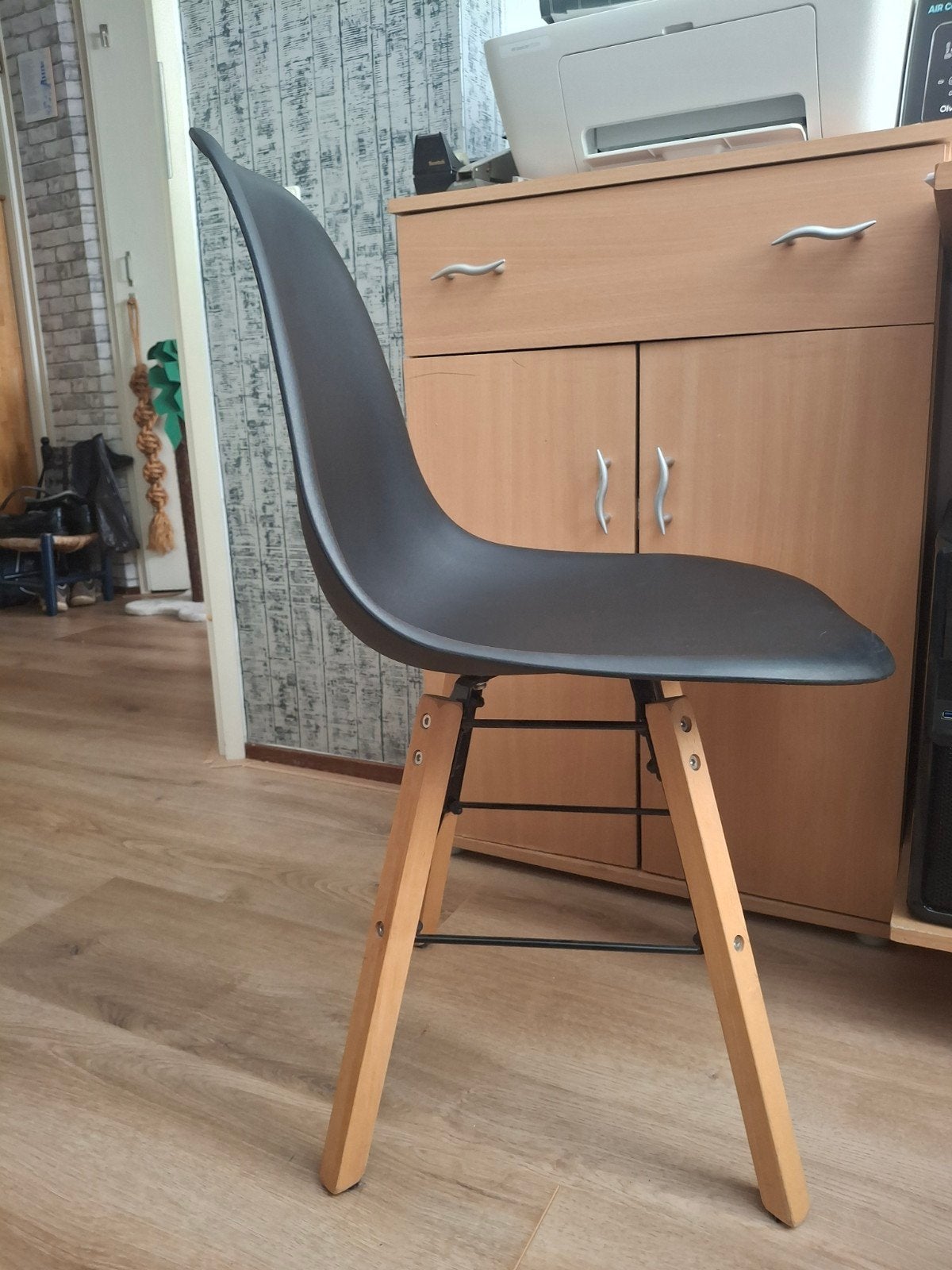 2 kuipstoelen zwart kunstof met houten poten met zwart ijzer, Ophalen, Twee, Hout, Zwart