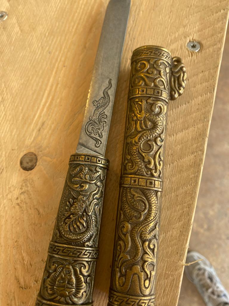 Decoratief mes met draken en Boeddha-gravures, Ophalen
