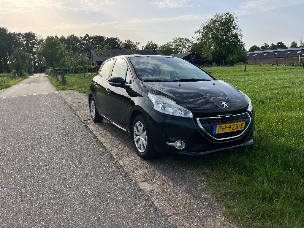Peugeot 208 zwart, Voorwielaandrijving, 1199 cc, Zwart, Handgeschakeld