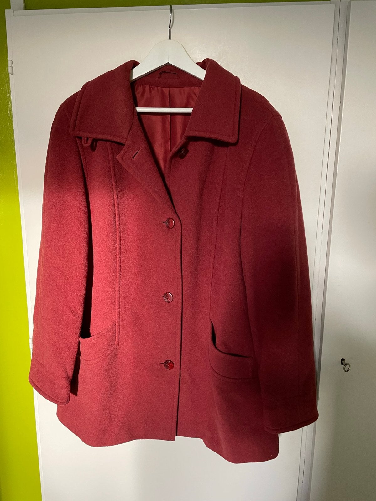 Stijlvolle Rode Wollen Jas - Maat 44, Kleding | Dames, Ophalen of Verzenden, Zo goed als nieuw, Maat 42/44 (L), Rood