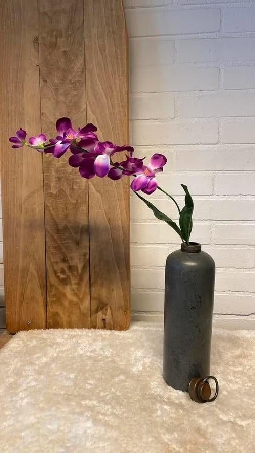 Vintage warmwaterkruik inclusief kunstzijden orchidee, Binnen, Ophalen of Verzenden, Bloemstuk, Inclusief kunstbloemen