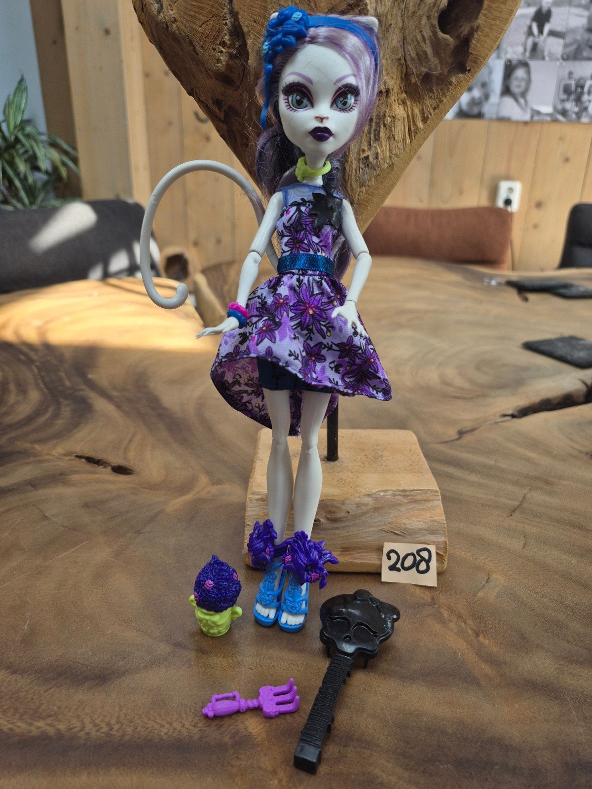 Monster High pop met accessoires - Spectra Vondergeist, Ophalen of Verzenden, Gebruikt, Overige typen