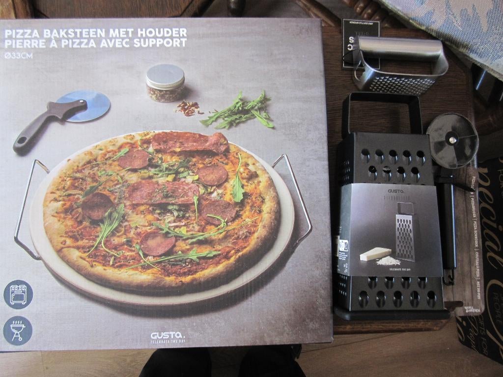 NIEUW in de verpakking: Pizza baksteen, snijder, kaasrasp, Overige typen, Ophalen of Verzenden, Nieuw, Gusta