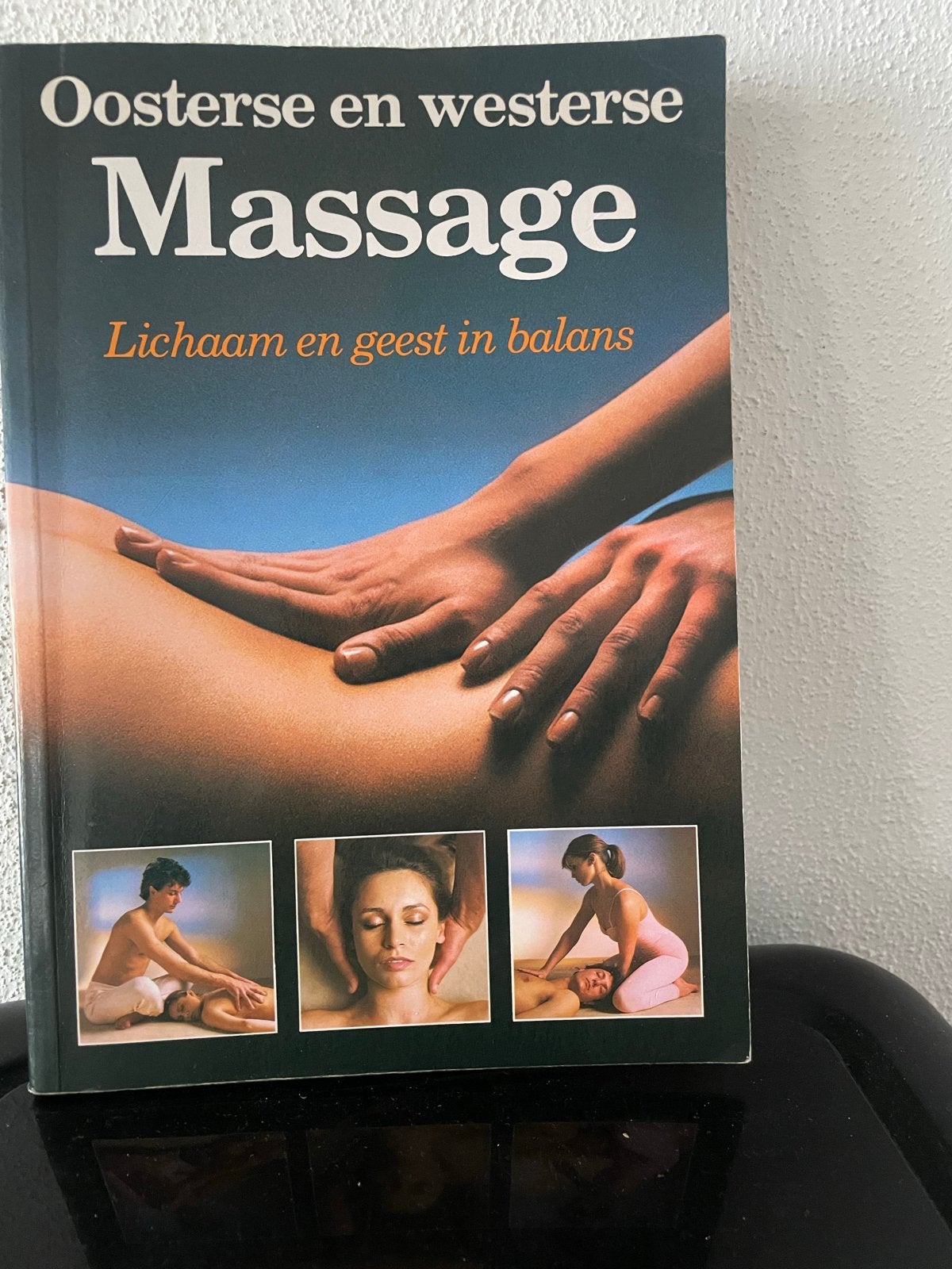 Oosterse en Westerse Massage: Lichaam en Geest in Balans, Ophalen of Verzenden, Zo goed als nieuw, Gezondheid en Conditie