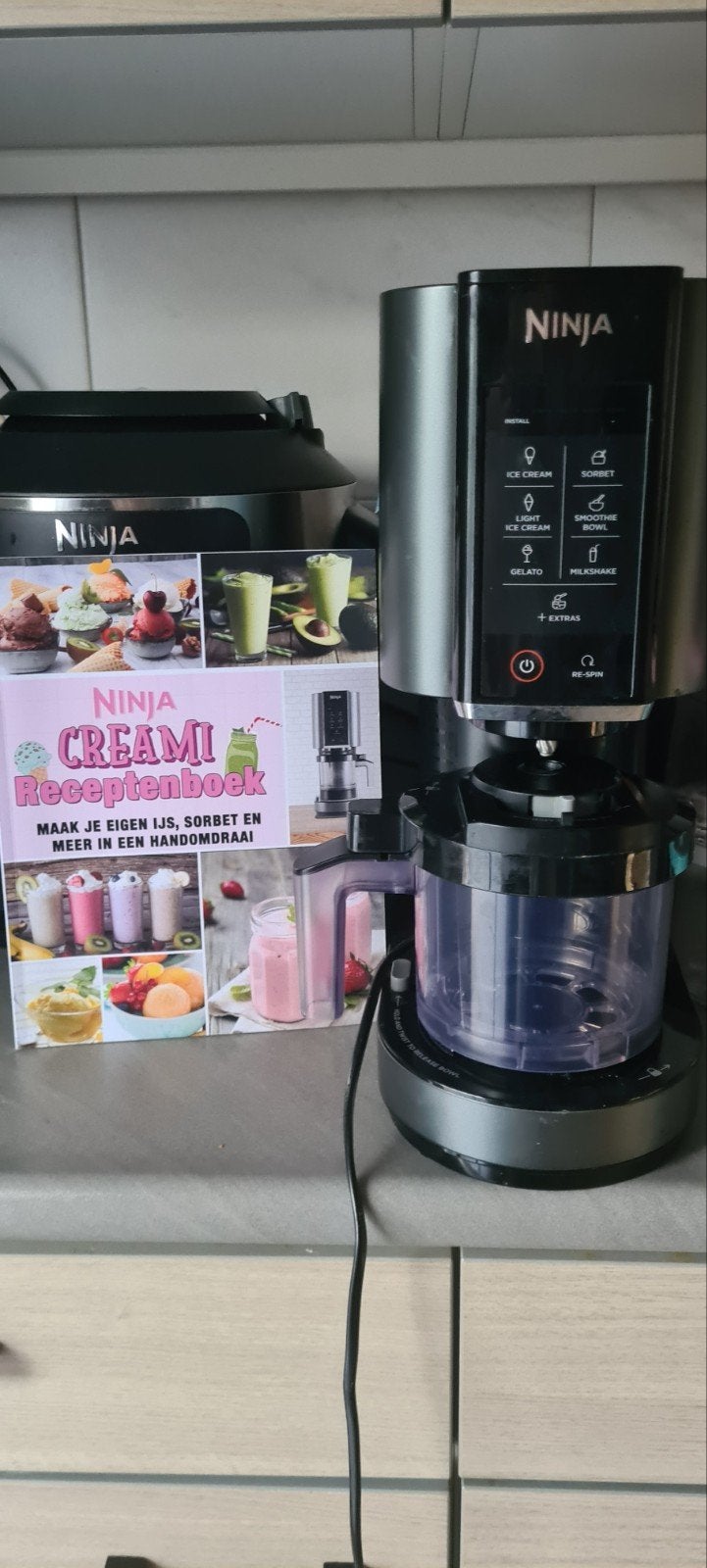 Ninja Creami IJsmachine met receptenboek en extra bekers, Ophalen, Zo goed als nieuw, Blender
