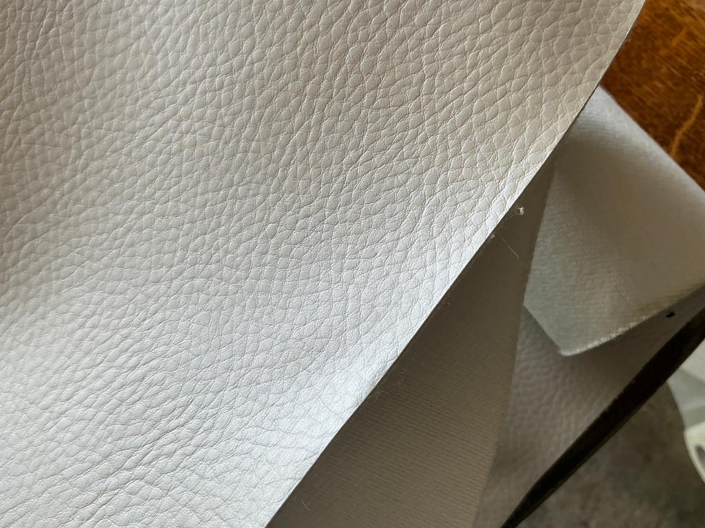 Licht beige glanzend skai lap is 2 meter 90 bij 1 meter 40, Hobby en Vrije tijd, Stoffen en Lappen, 120 cm of meer, Beige, Leer of Kunstleer