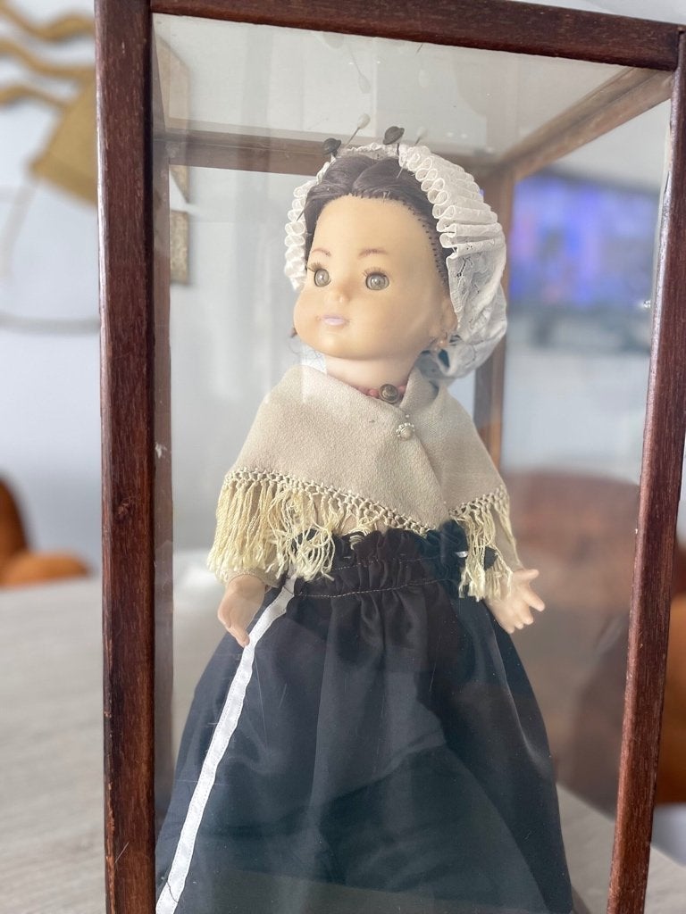 Scheveningse Klederdracht Pop in vitrine, Ophalen