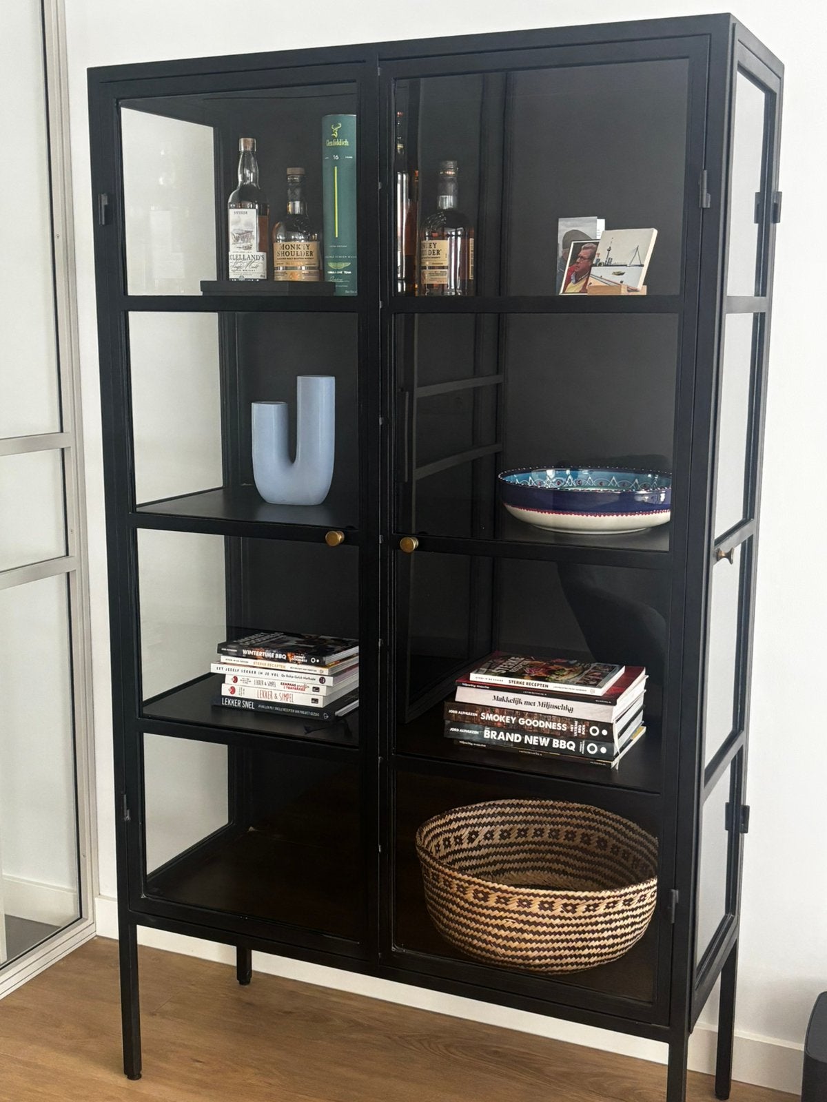 Bodilson Zen vitrinekast (zwart), Huis en Inrichting, Kasten | Vitrinekasten, Ophalen, 100 tot 150 cm, Zo goed als nieuw, 150 tot 200 cm