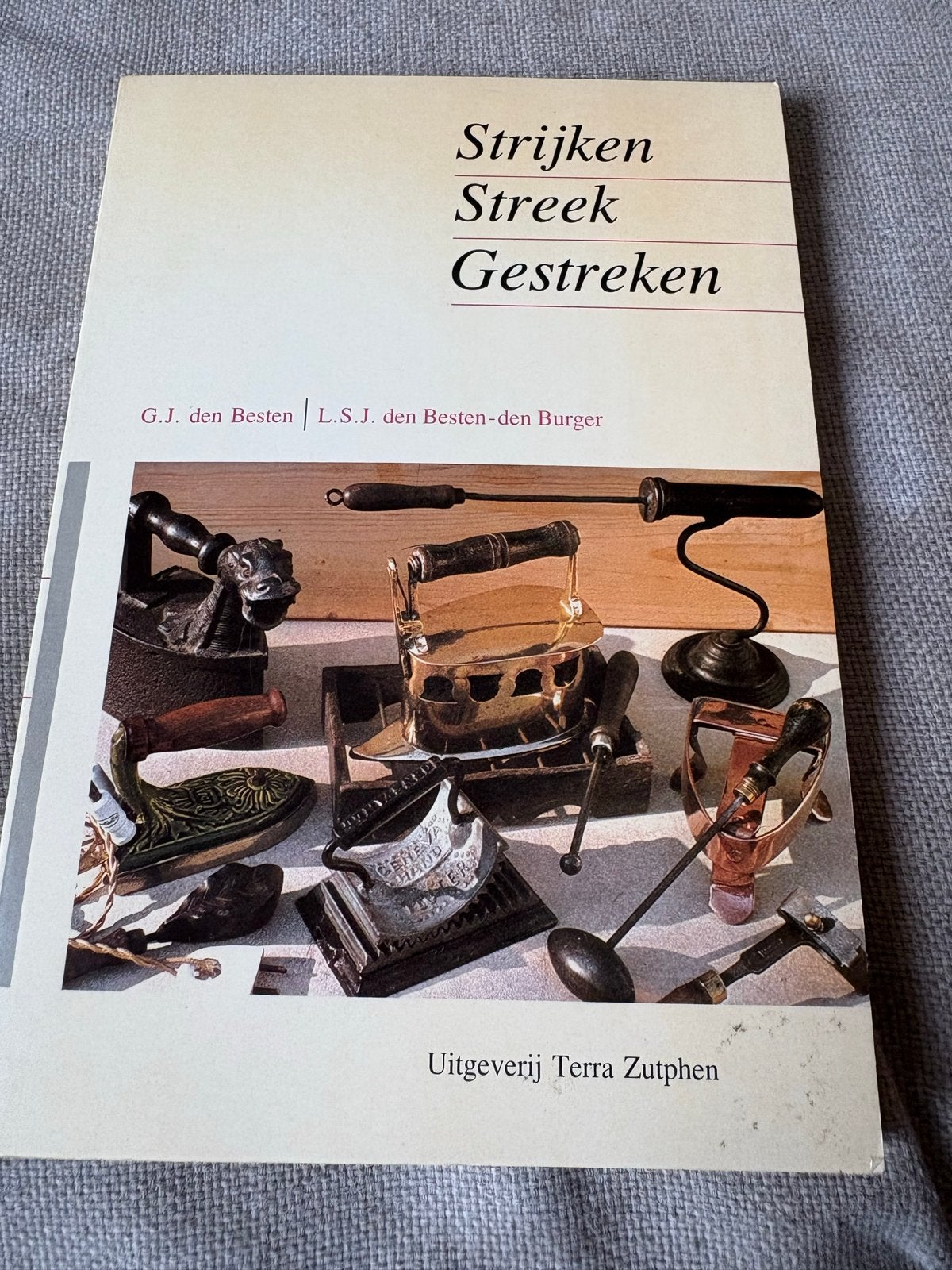 Strijken Streek Gestreeken - Boek over strijkijzers, Boeken, Ophalen of Verzenden, Zo goed als nieuw, Nederland