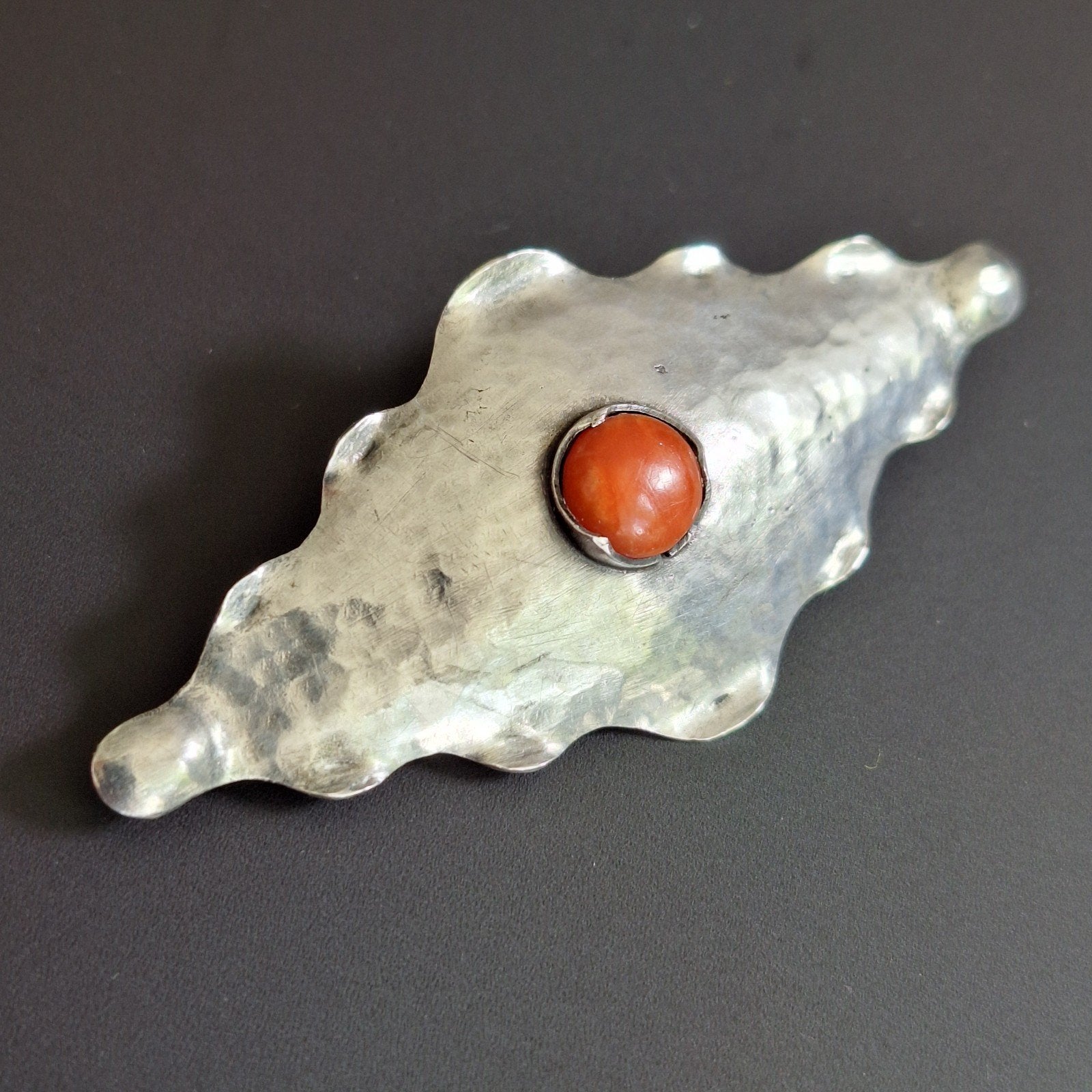 Art deco gehamerde broche zilver bloedkoraal antiek, 4 tot 7 cm, Gebruikt, Ophalen of Verzenden, Zilver