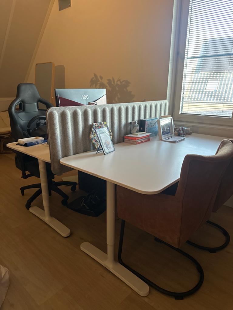 Ikea Duo-bureau met scheidingswand en verstelbare poten, Ophalen, Spaanplaat of MDF, In hoogte verstelbaar, Zo goed als nieuw