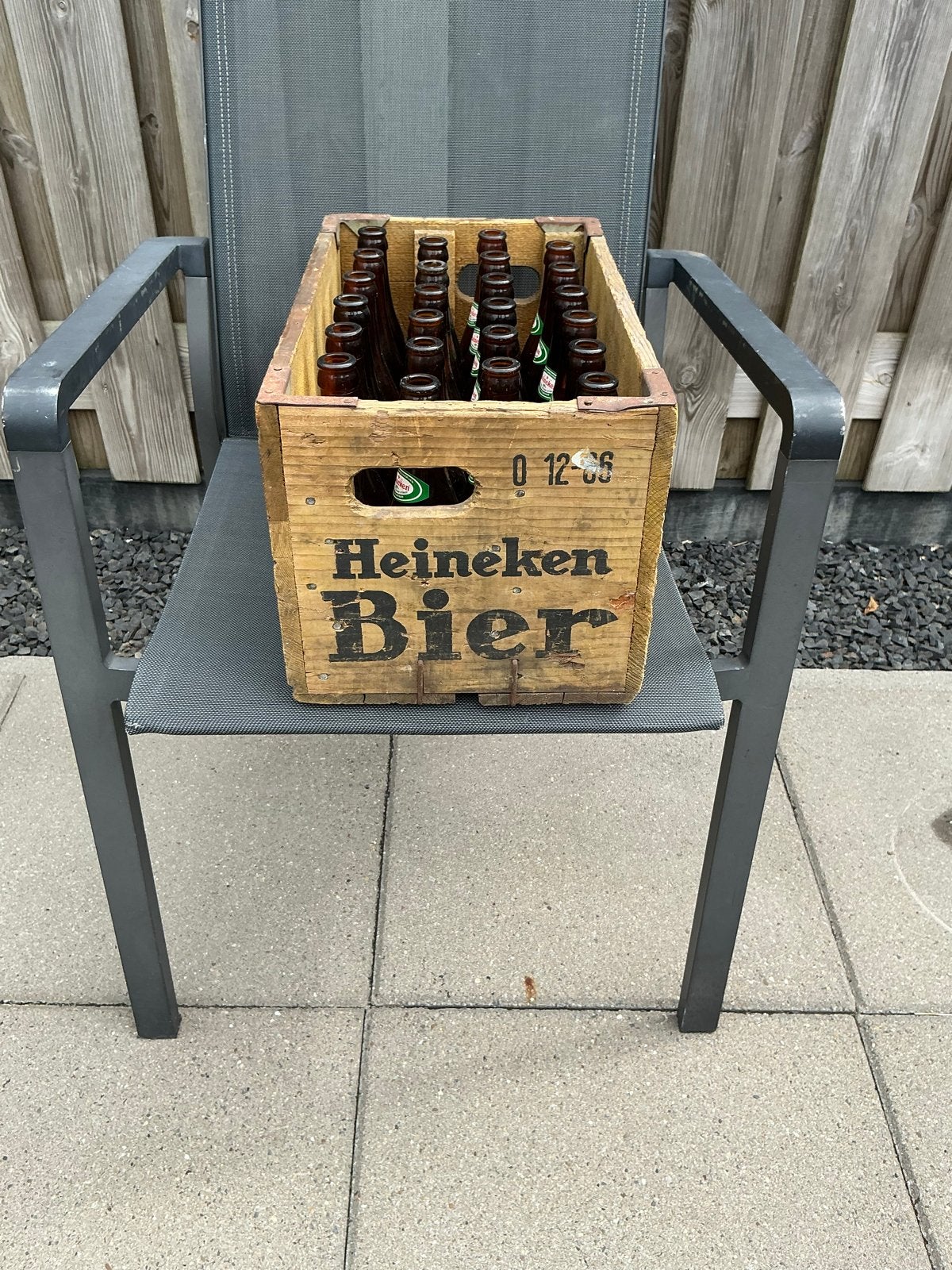 Vintage Heineken bierkrat uit 1966 met 24 bruine pijpjes, Verzamelen, Biermerken, Ophalen, Gebruikt, Heineken