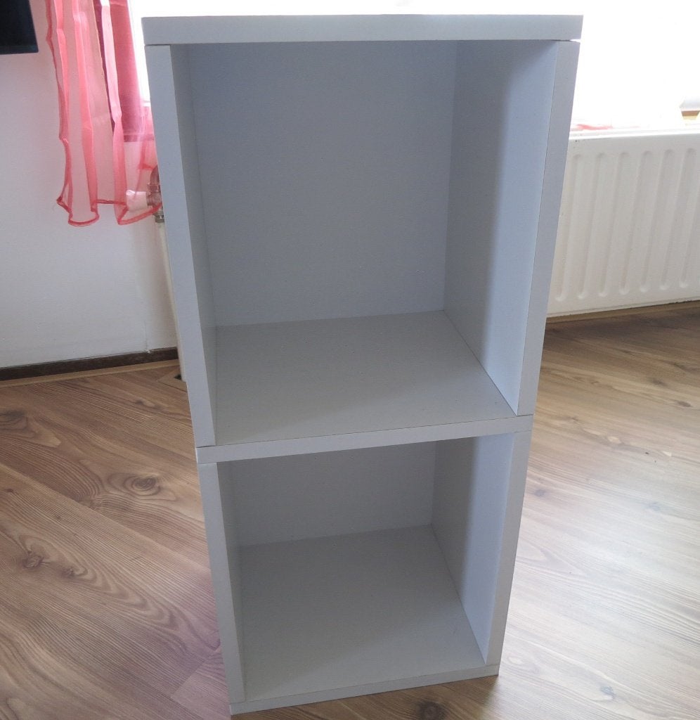 Nieuwstaat: Witte boekenkast met 2 vakken – stevig en licht, Met plank(en), Kunststof, 50 tot 100 cm, Zo goed als nieuw