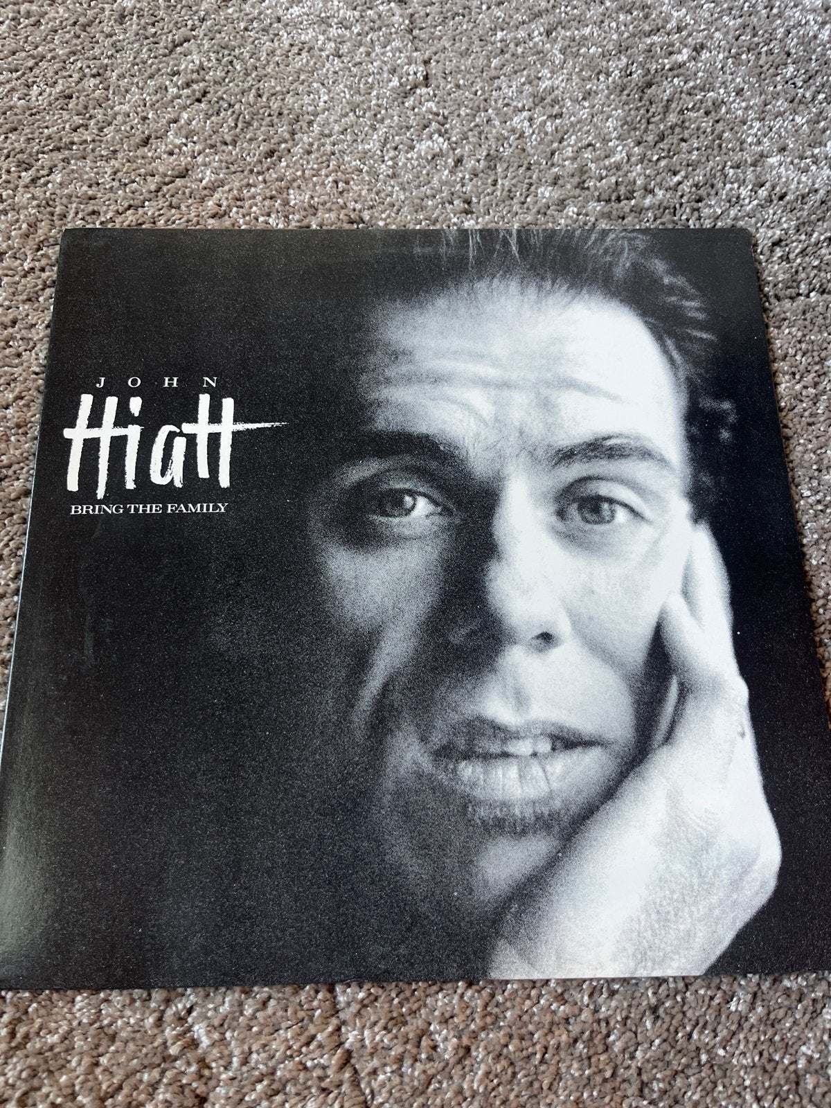 John Hiatt - Bring The Family LP (1987), Cd's en Dvd's, Vinyl | Pop, LP, Gebruikt, Originele persing, Ophalen of Verzenden