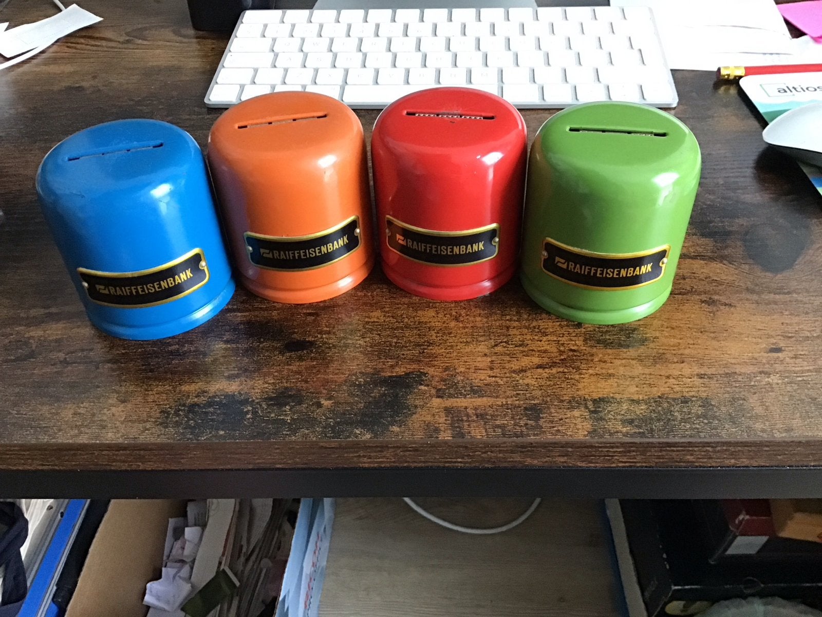Set van 4 vintage Raiffeisenbank spaarbusjes, Verzamelen, Spaarpotten, Ophalen of Verzenden, Gebruikt, Metaal of Blik, Overige thema's