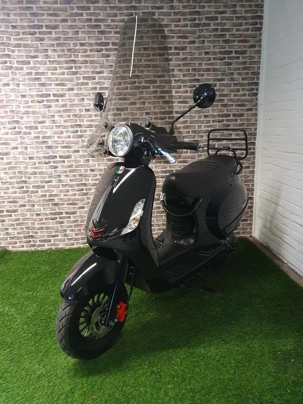 GTS Toscana snorscooter (Vespa look), Fietsen en Brommers, Snorfietsen en Snorscooters, Ophalen of Verzenden, Zo goed als nieuw