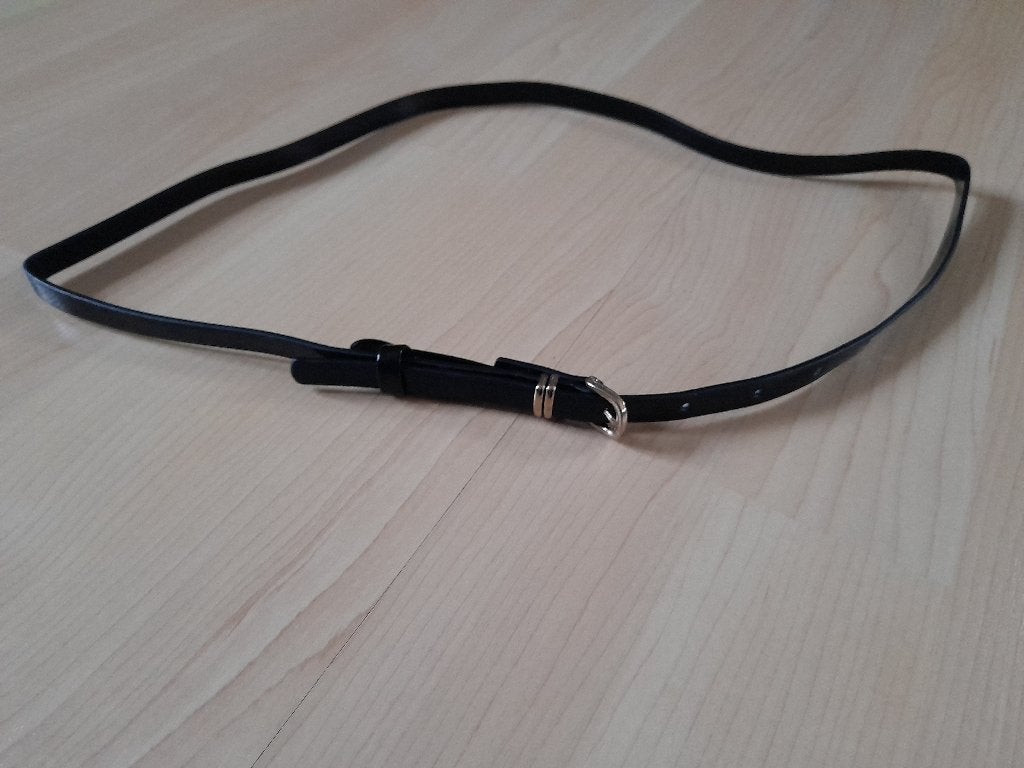 ZWARTE LAK RIEM LENGTE 104 CM BREEDTE 1,2 CM, Zwart, Tailleriem, Ophalen of Verzenden, Zo goed als nieuw
