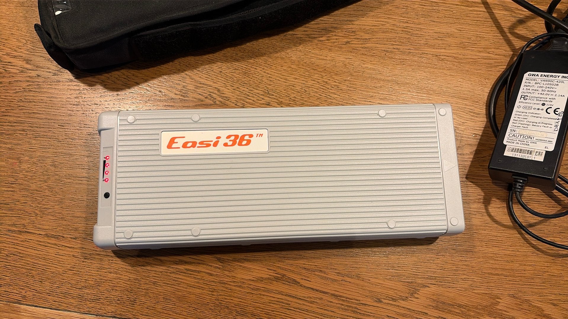 Accu Easi36 fietsaccu met oplader en beschermhoes, Zo goed als nieuw