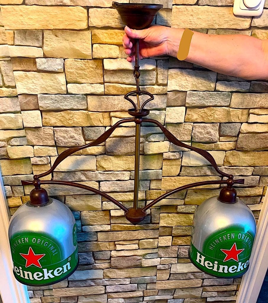 Te koop 2 x prachtige mancave cafe Heineken hanglampen, Zo goed als nieuw, Metaal, Cafe mancave bar, E27 (groot)