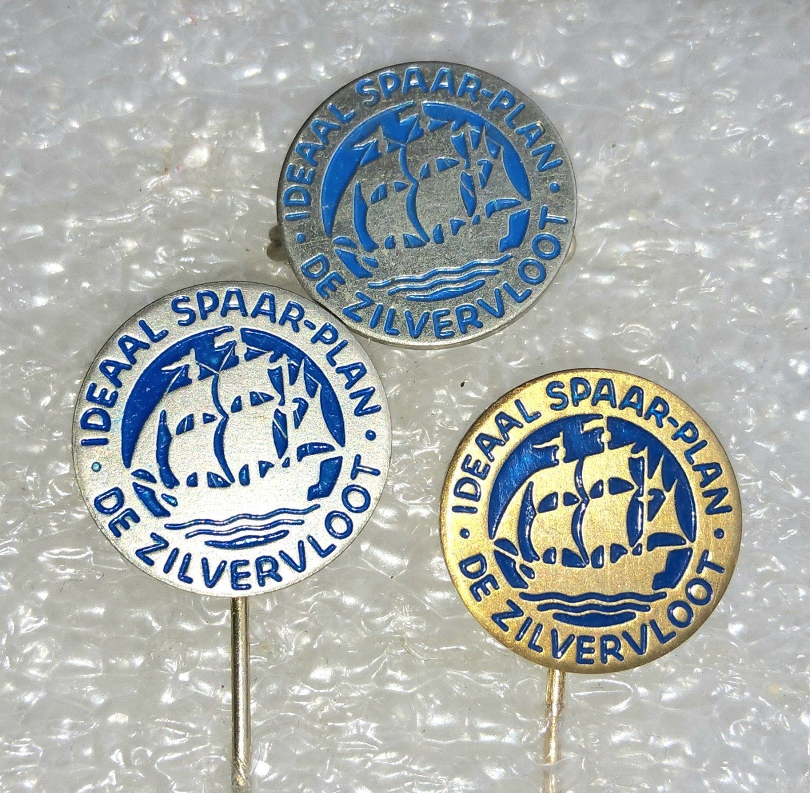 3 Speldjes "Ideaal Spaar-Plan De Zilvervloot", Verzamelen, Speldjes, Pins en Buttons, Gebruikt, Speldje of Pin, Overige onderwerpen