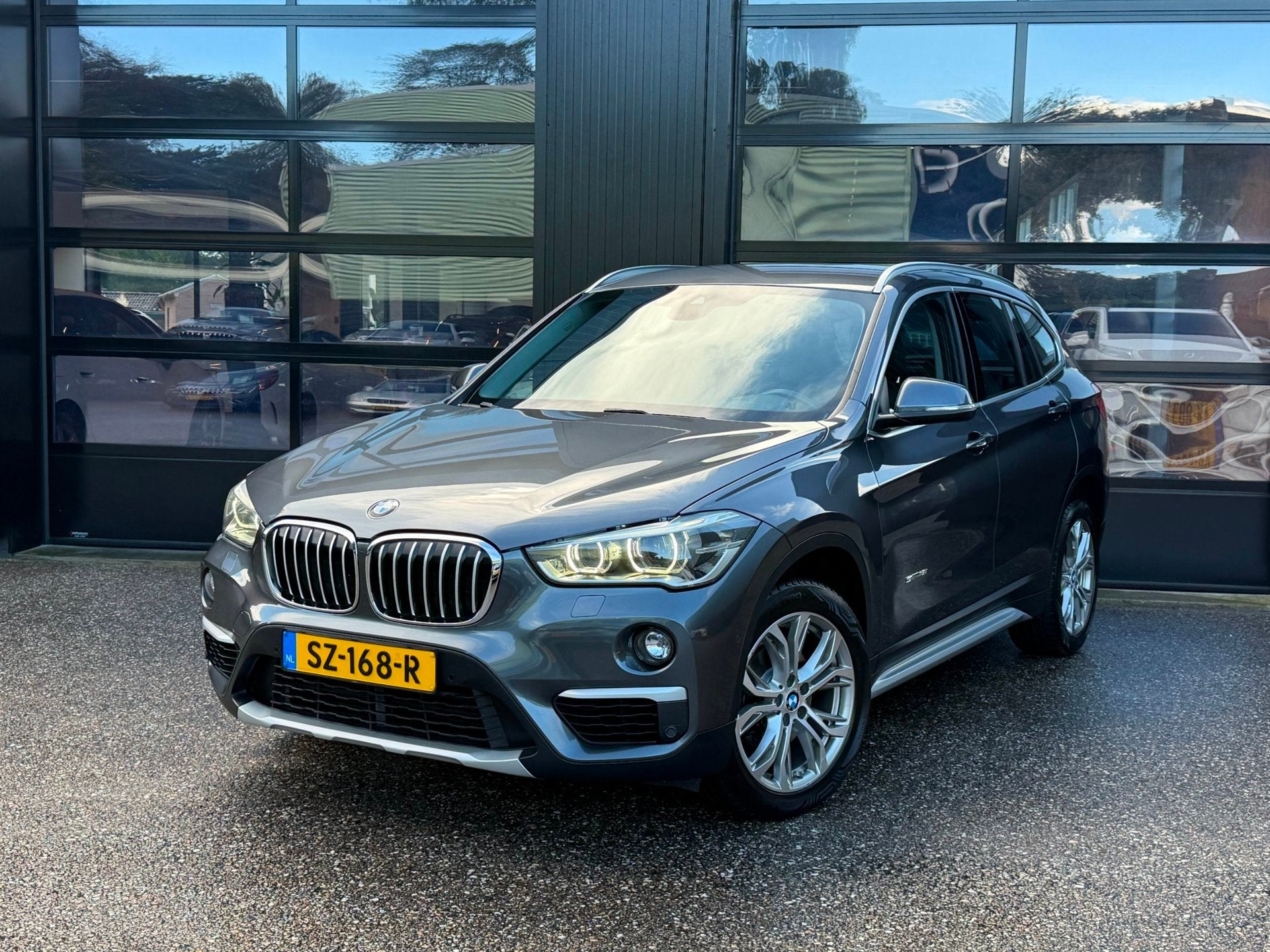 BMW X1 SDrive18i High Executive Xenon Navi Trekh. Cruise, Auto's, Gebruikt, Euro 6, Leder en Stof, 19 km/l