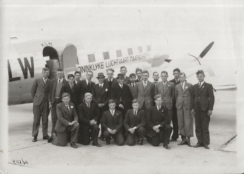 Poeldijkers op Schiphol voor KLM-vliegtuig Foto, Ophalen of Verzenden, 1920 tot 1940, Ongelopen, Zuid-Holland