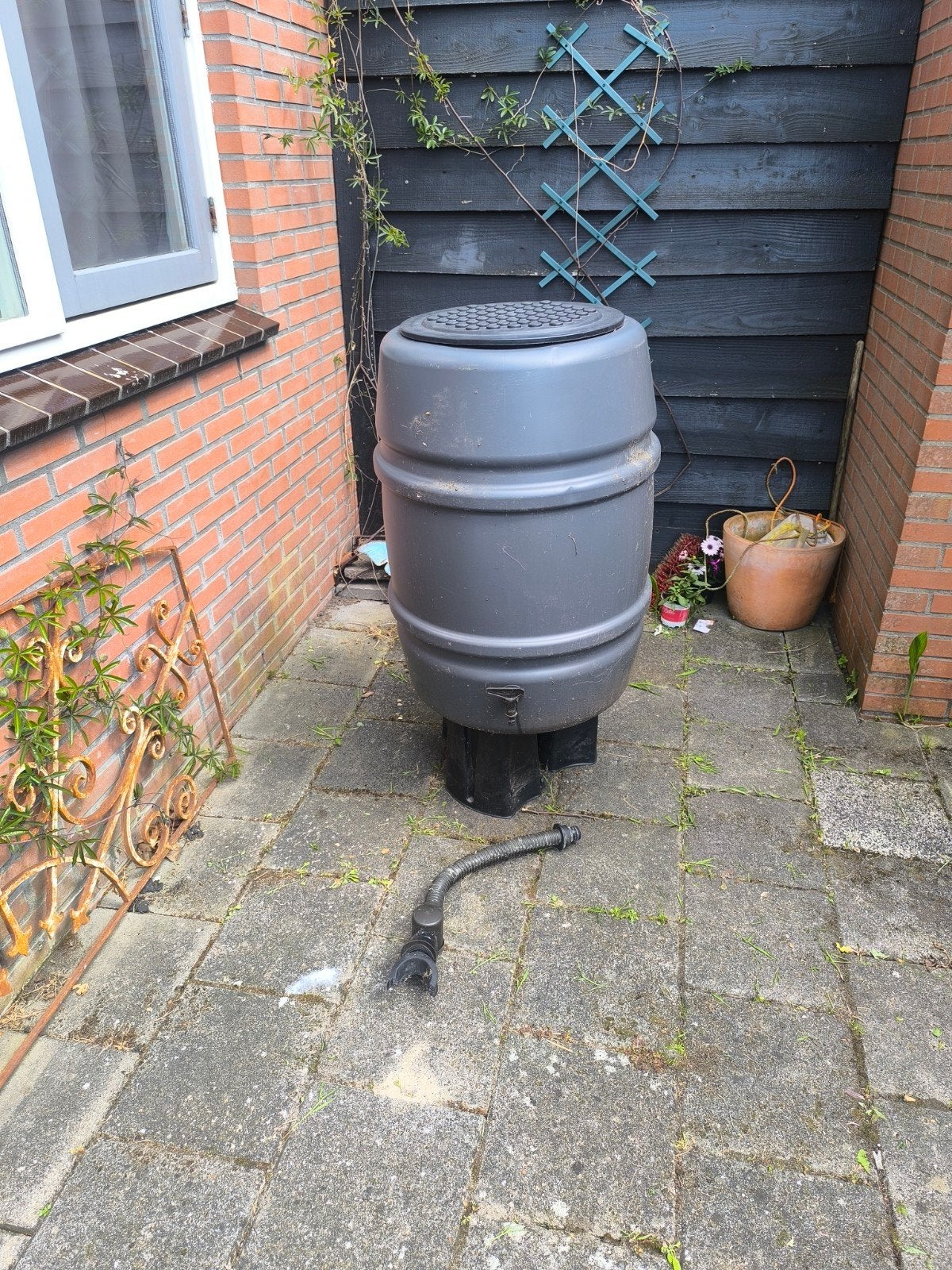 Regenton 168L met deksel en aansluiting, Tuin en Terras, Regentonnen, 150 liter of meer, Ophalen, Gebruikt, Kunststof