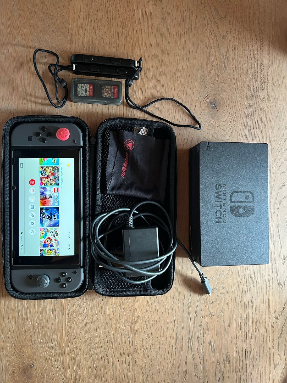 Nintendo Switch met accessoires en 2 spellen, Ophalen, Met games, Met 2 controllers, Zo goed als nieuw