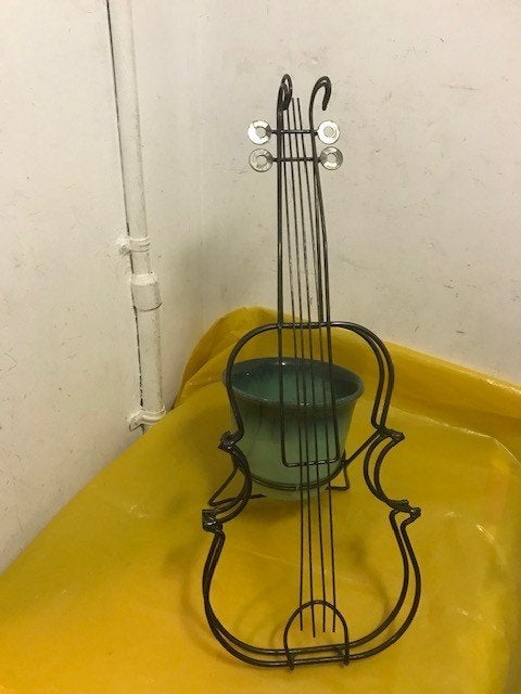 Draadstalen / metalen viool fles/planten pot houder, Vintage, Gebruikt, Ophalen of Verzenden, Metaal